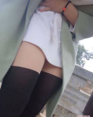 欧美街拍长款大衣图片_十万网红美女美酱